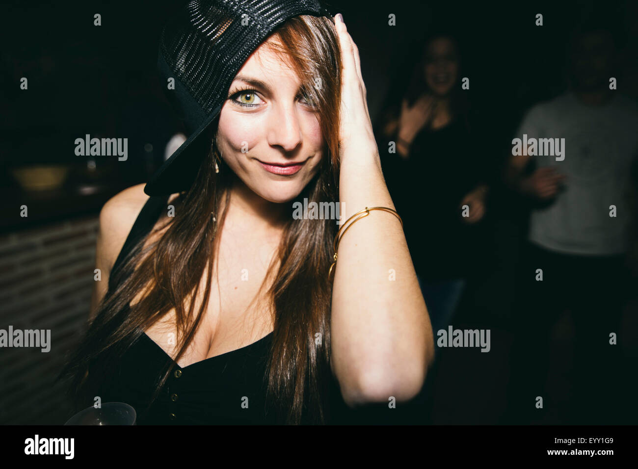 Smiling woman dancing in nightclub Banque D'Images