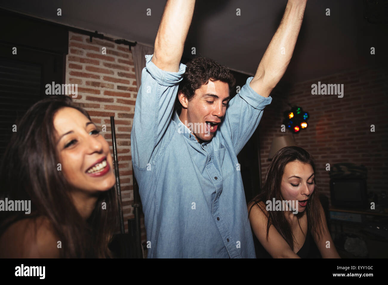 Les amis cheering in nightclub Banque D'Images