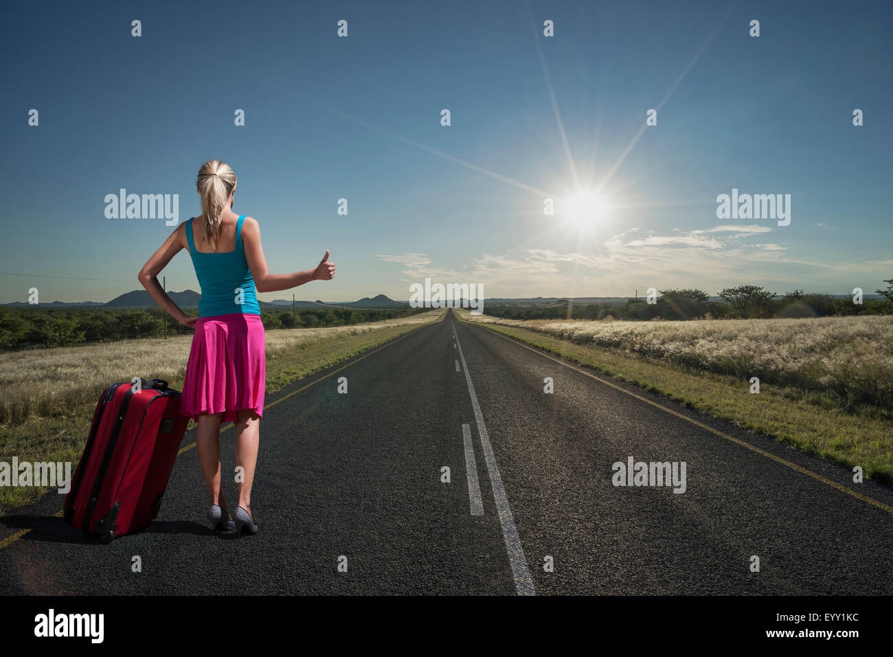 L'auto-stop woman on remote road Banque D'Images