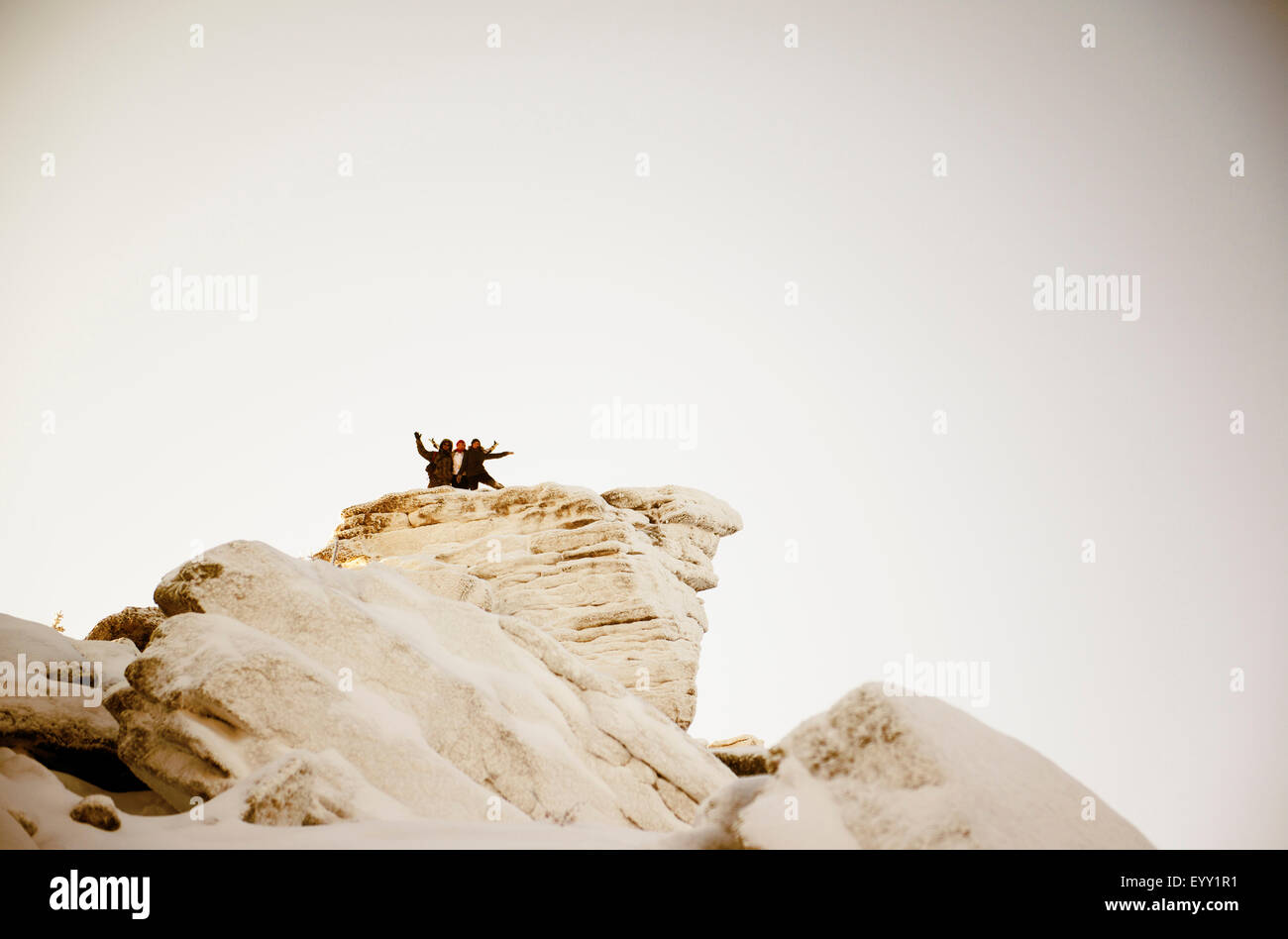 Les randonneurs du Caucase on snowy mountaintop Banque D'Images