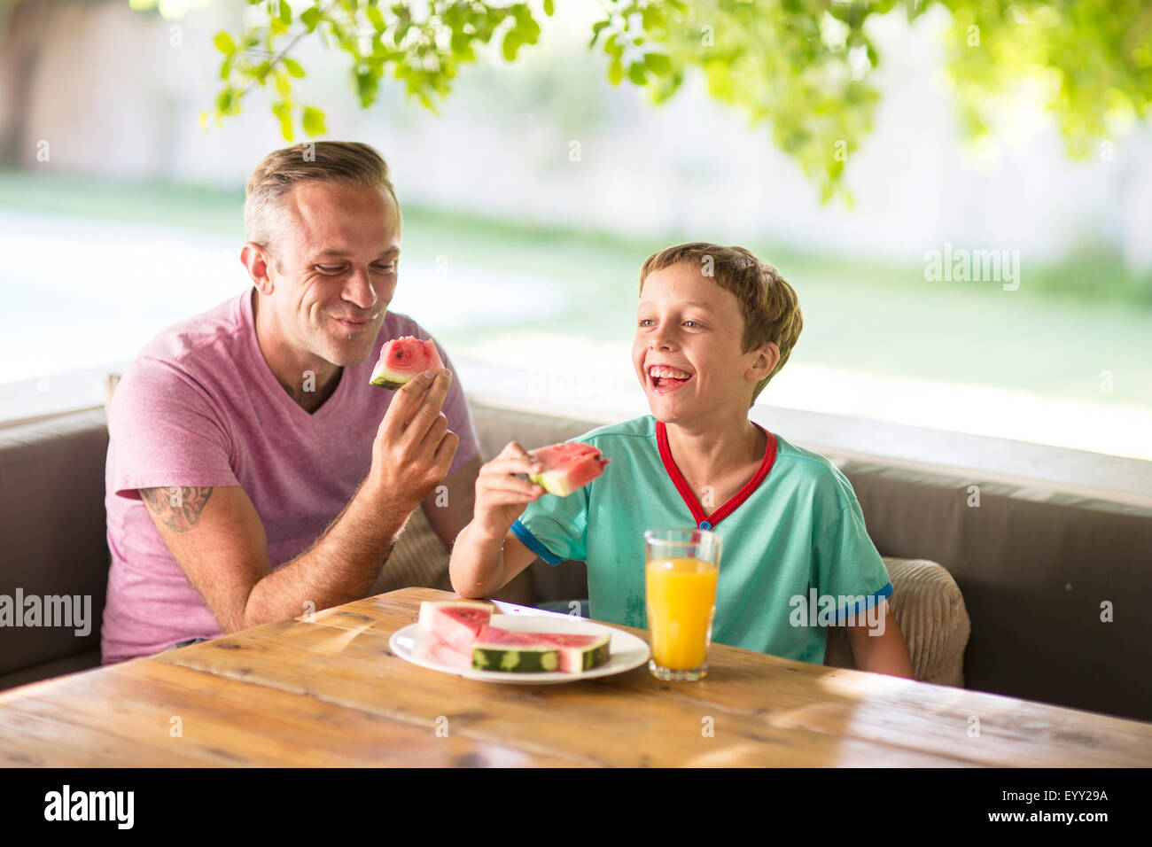 Caucasian father and son eating outdoors Banque D'Images