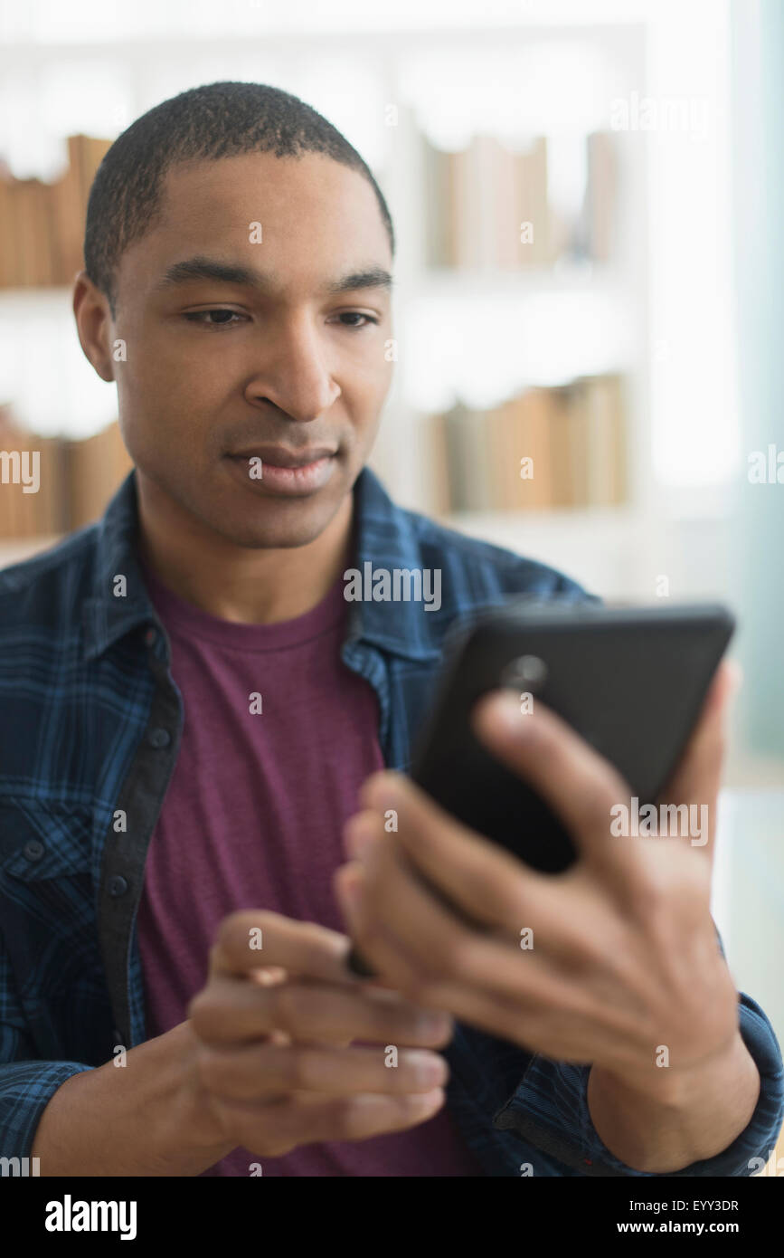 Black man using digital tablet Banque D'Images