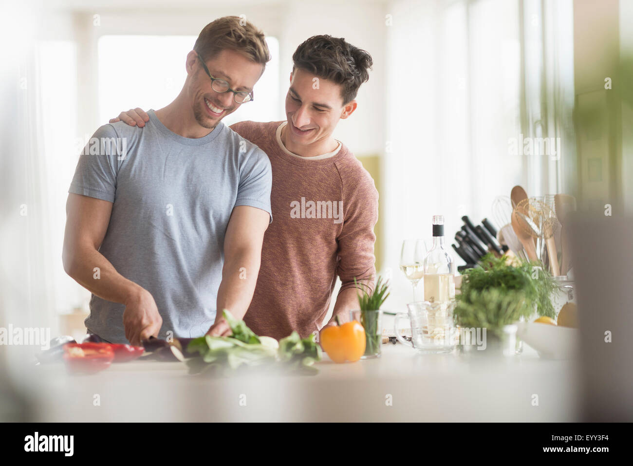 Caucasian couple gay cooking in kitchen Banque D'Images