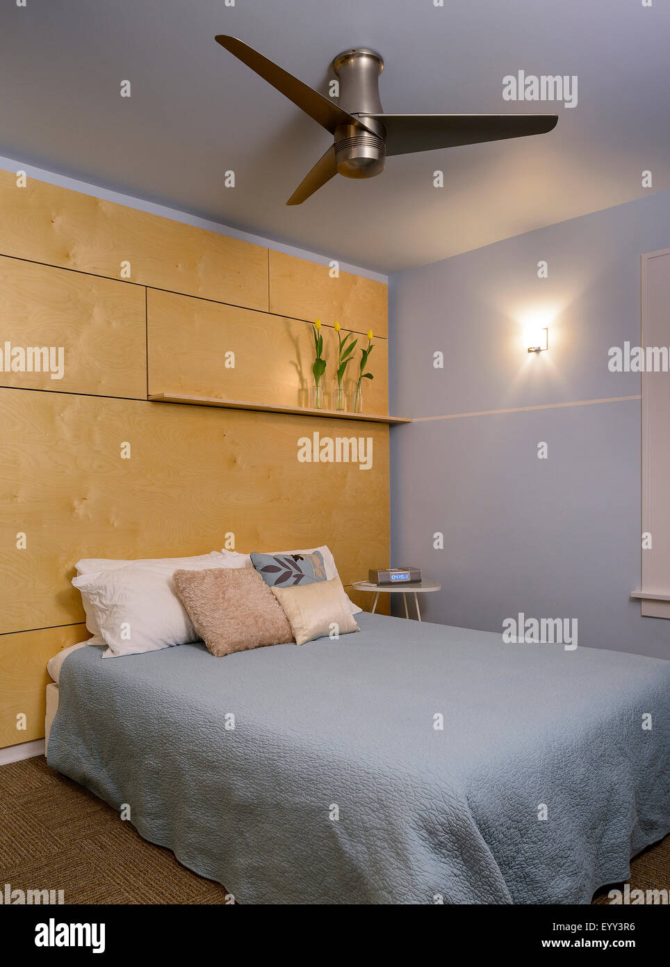 Ventilateur de plafond et lit dans chambre à coucher moderne Photo Stock -  Alamy