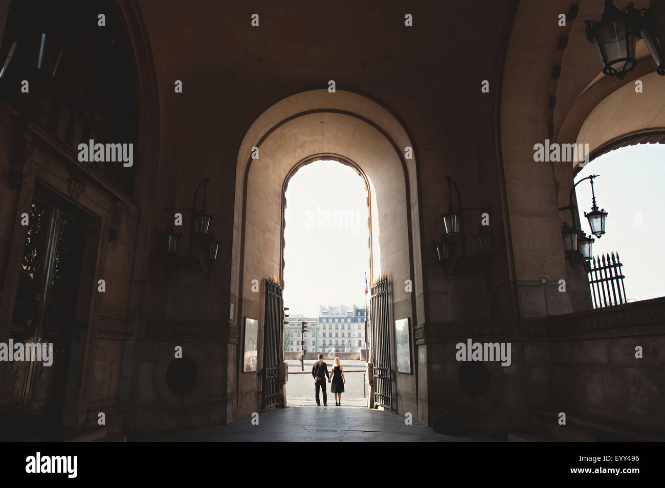 Caucasian couple standing in archway église Banque D'Images