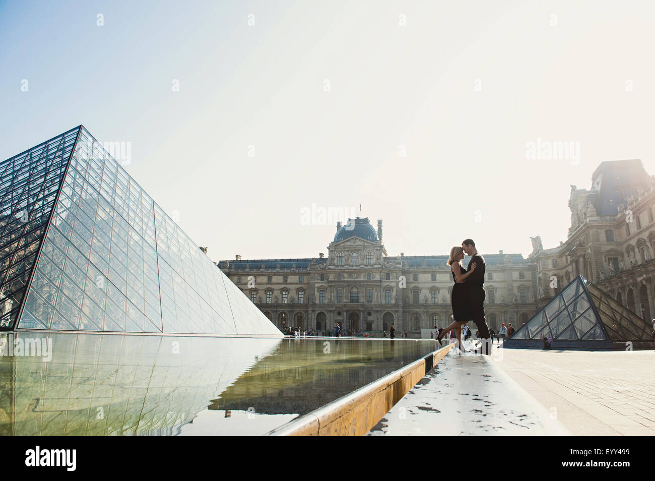 Caucasian couple kissing près de ornate building, Paris, Ile-de-France, France Banque D'Images