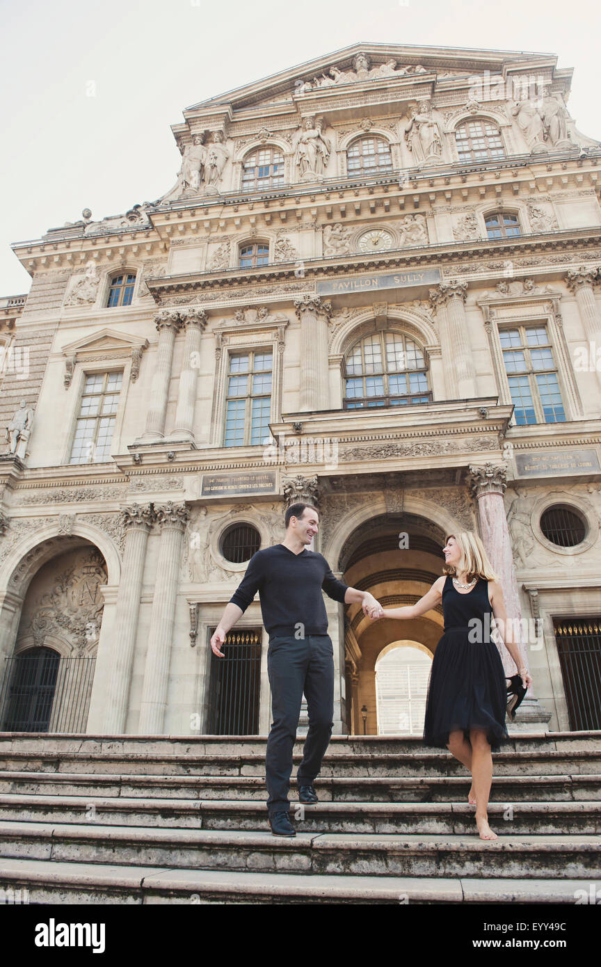 Caucasian couple walking on ornate building étapes, Paris, Ile-de-France, France Banque D'Images