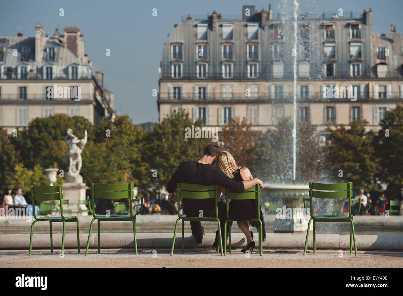 Caucasian couple admiring fontaine en parc urbain, Paris, Ile-de-France, France Banque D'Images