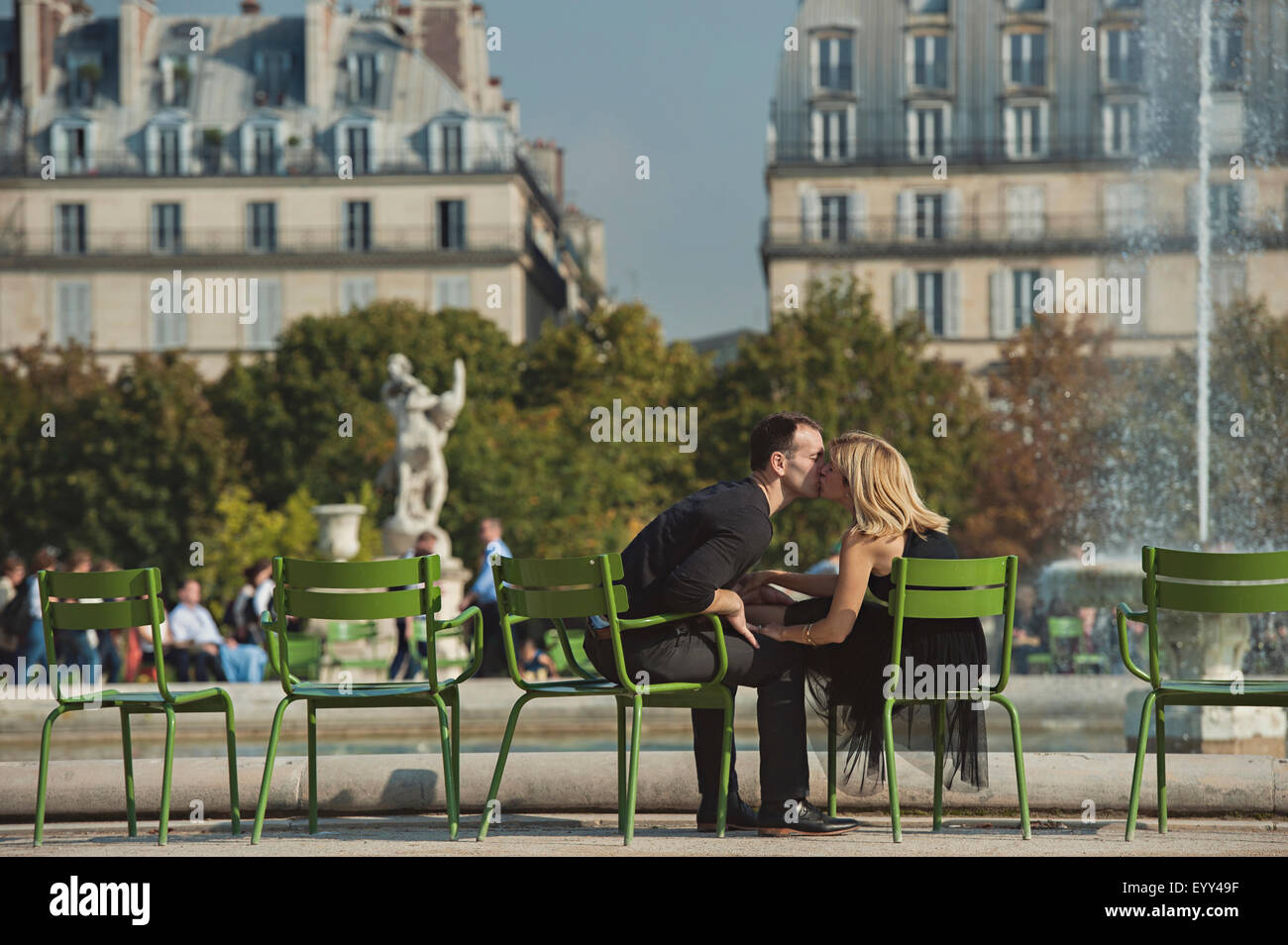 Caucasian couple kissing près de fontaine en parc urbain, Paris, Ile-de-France, France Banque D'Images