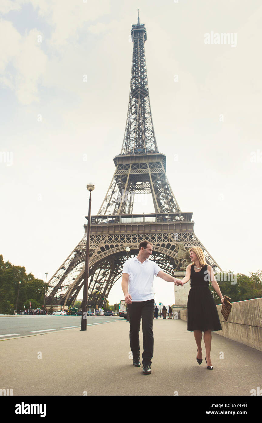 Caucasian couple walking near Eiffel Tower, Paris, Ile-de-France, France Banque D'Images
