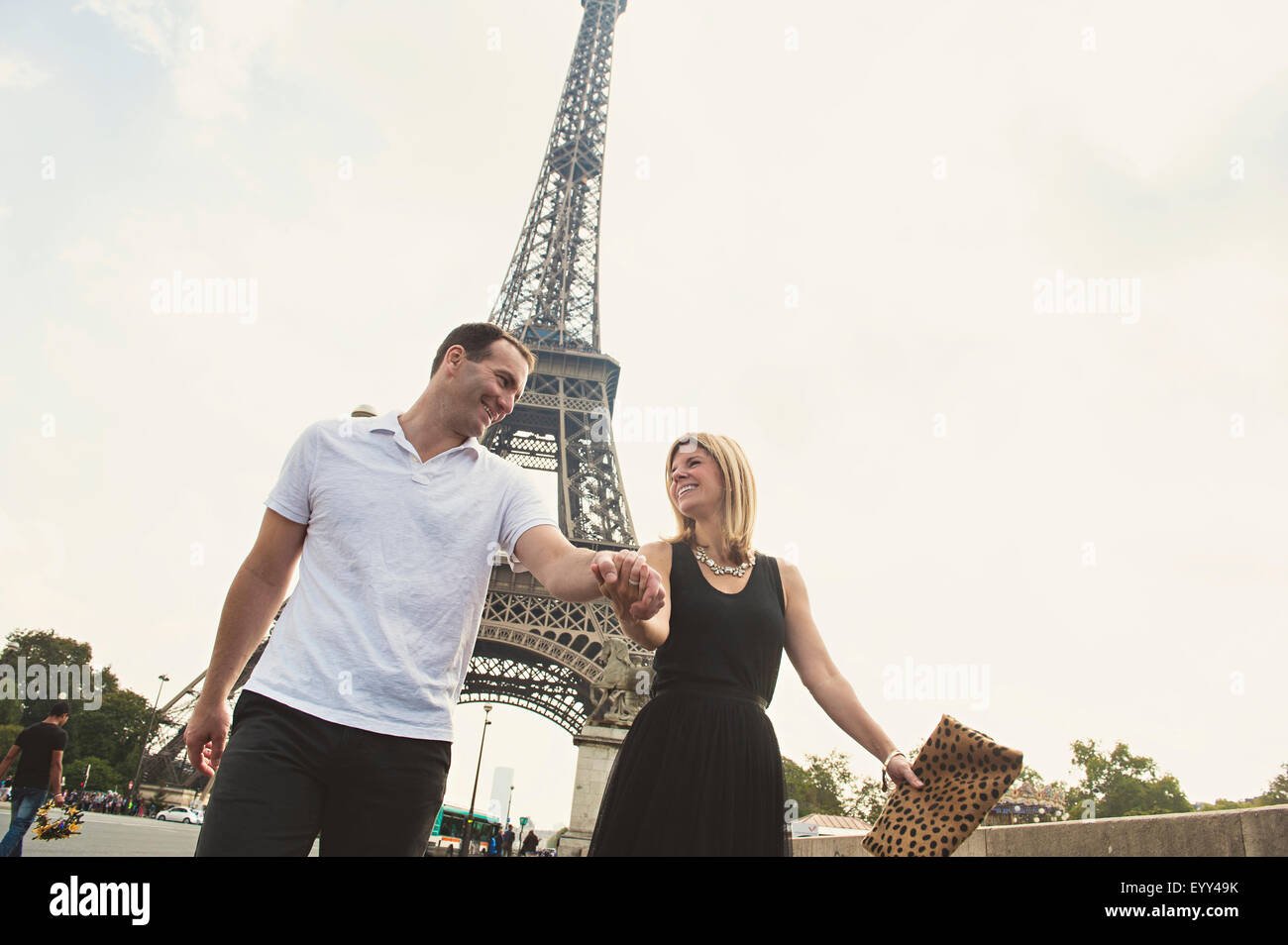 Caucasian couple walking near Eiffel Tower, Paris, Ile-de-France, France Banque D'Images