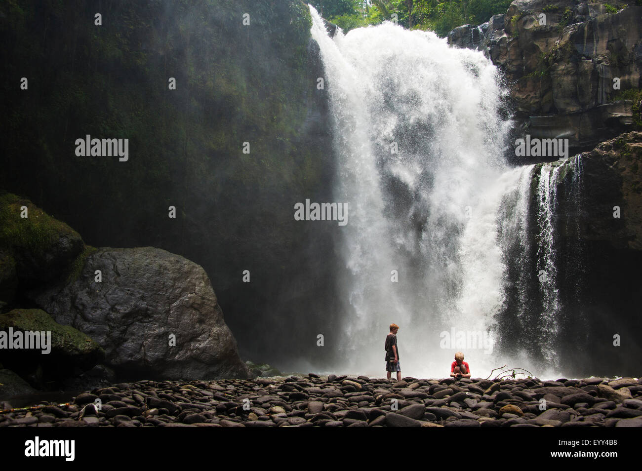 Les touristes admirant caucasienne dans cascade jungle Banque D'Images
