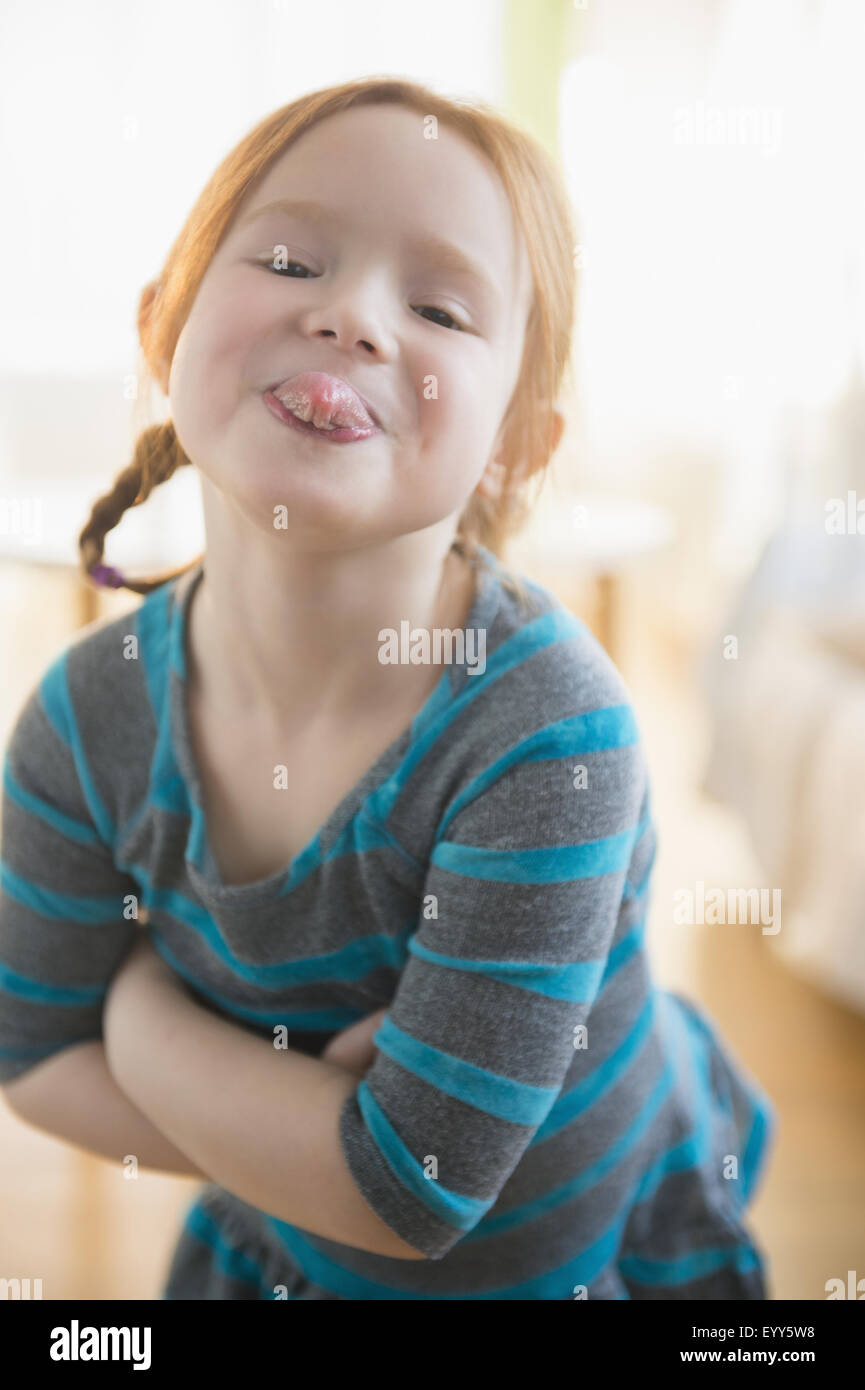 Defiant Caucasian girl sticking out tongue Banque D'Images