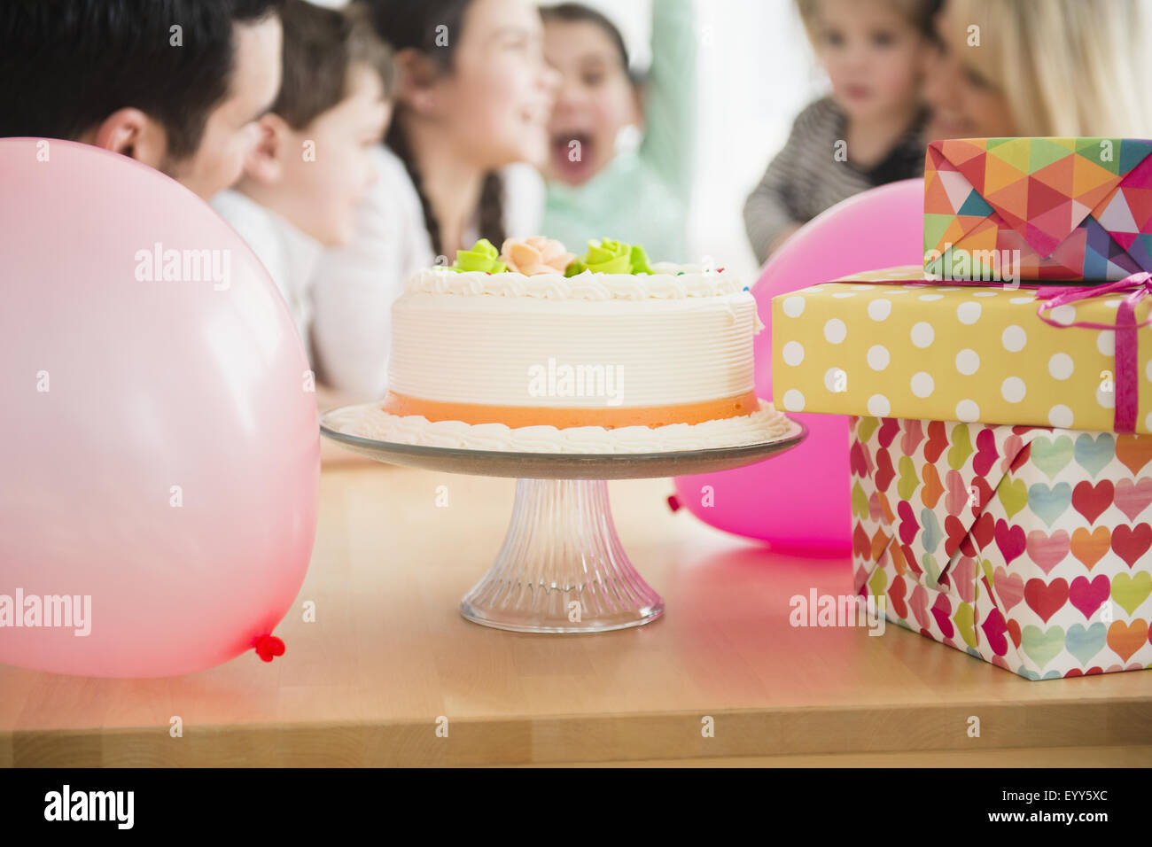 Close up de gâteau d'anniversaire, les cadeaux emballés et balloon at party Banque D'Images