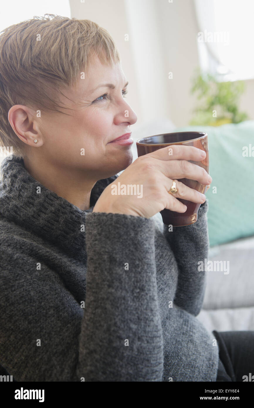 Caucasian woman on sofa Banque D'Images