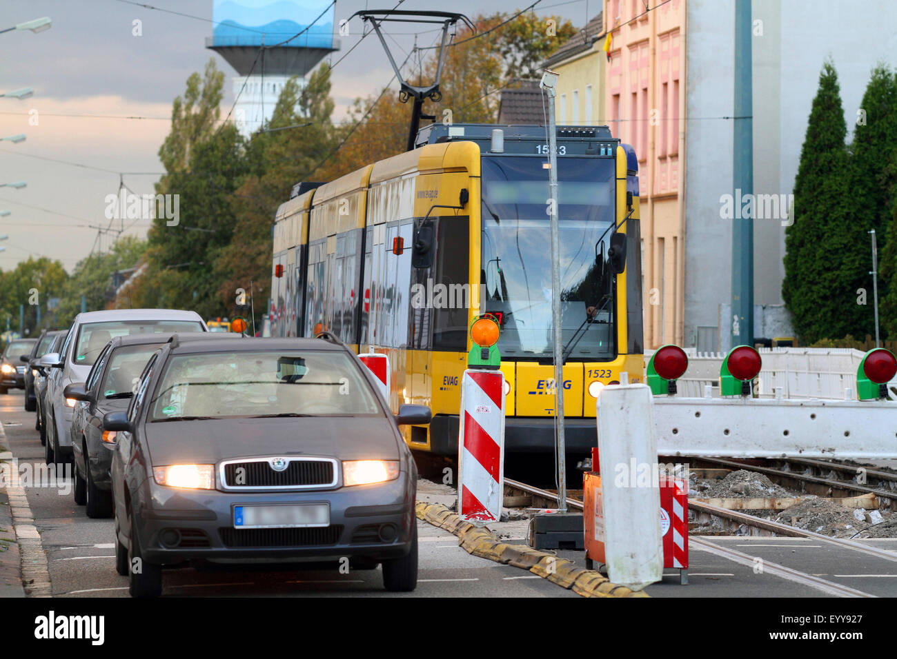 Le tram et les voitures sur un circuit de lieux de travail, Allemagne Banque D'Images