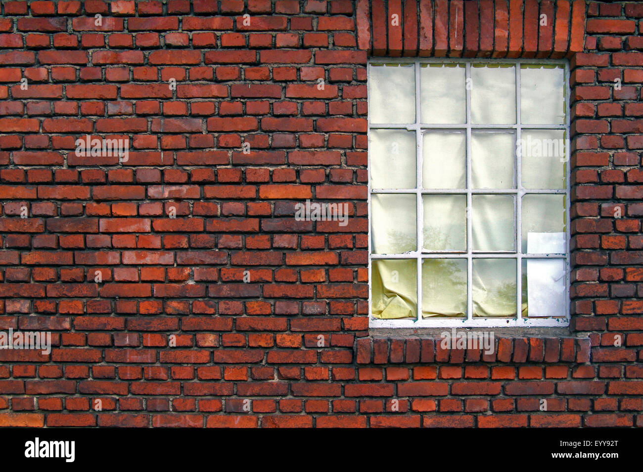 Vieux mur de briques avec fenêtre, Allemagne Banque D'Images