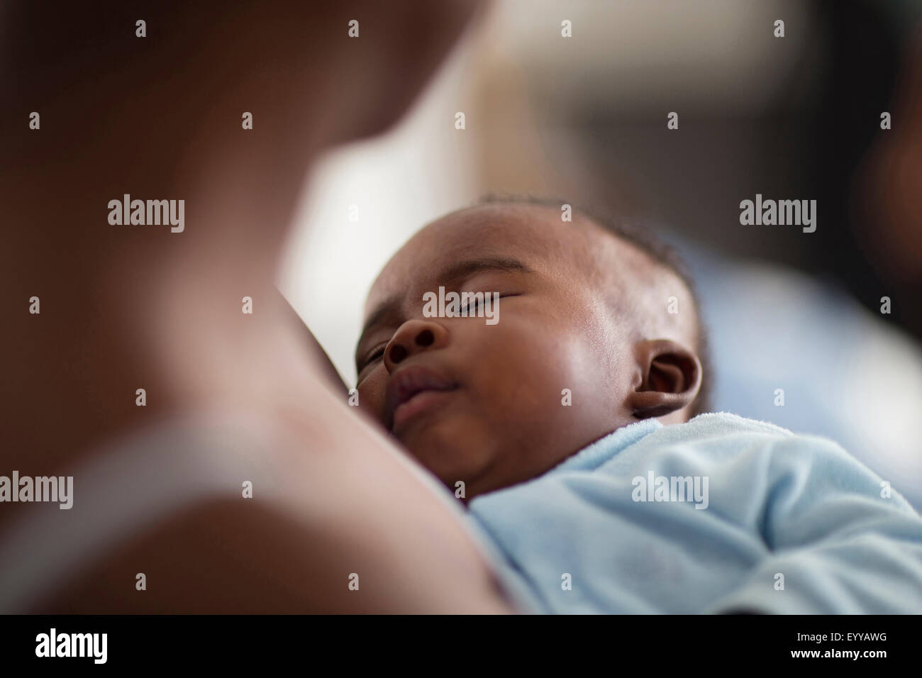 Close up of Black Mother holding baby Banque D'Images