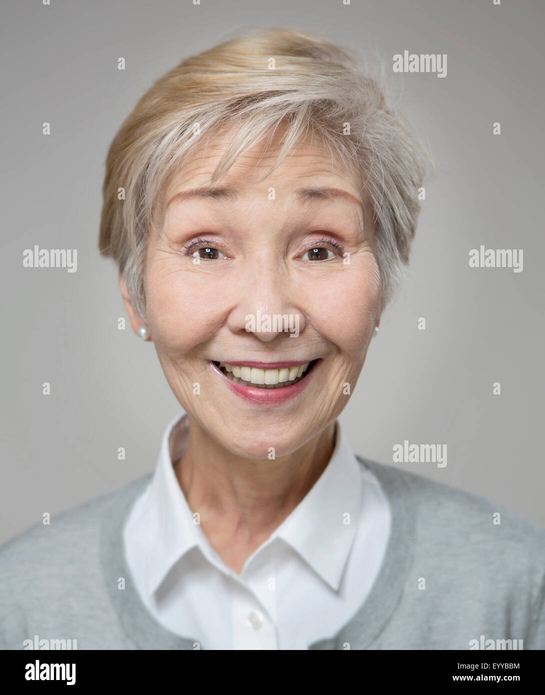 Close up of older Japanese woman smiling Banque D'Images