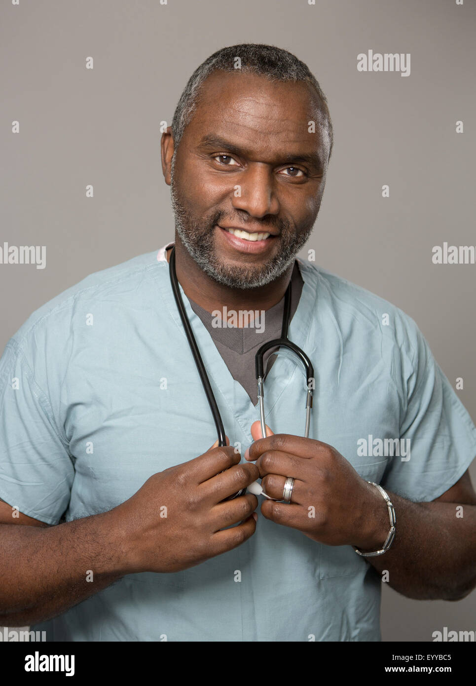 African American doctor holding stethoscope Banque D'Images