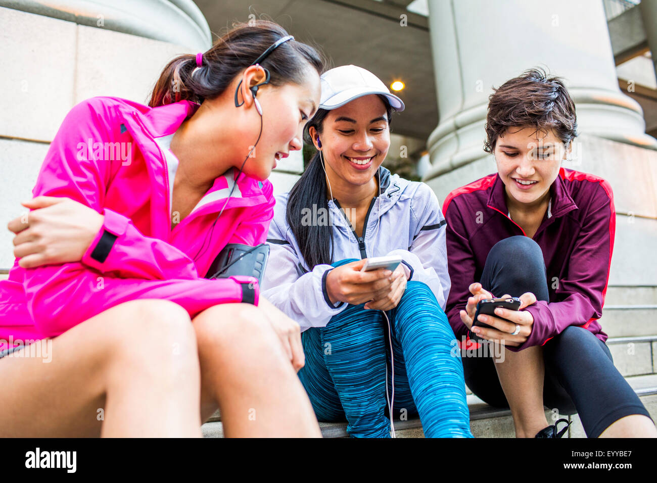 Low angle view of porteur l'utilisation de téléphones cellulaires on staircase Banque D'Images