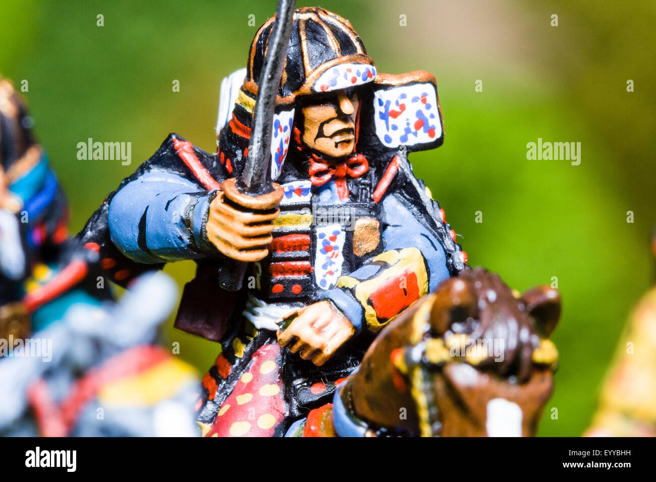 Close-up of metal peint modèle à l'échelle des chiffres. Guerrier samouraï japonais à cheval tenant un sabre, la charge dans la bataille. Table Top jeux de guerre. Banque D'Images