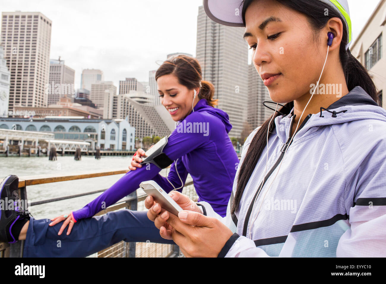 Runner using cell phone at waterfront, San Francisco, California, United States Banque D'Images