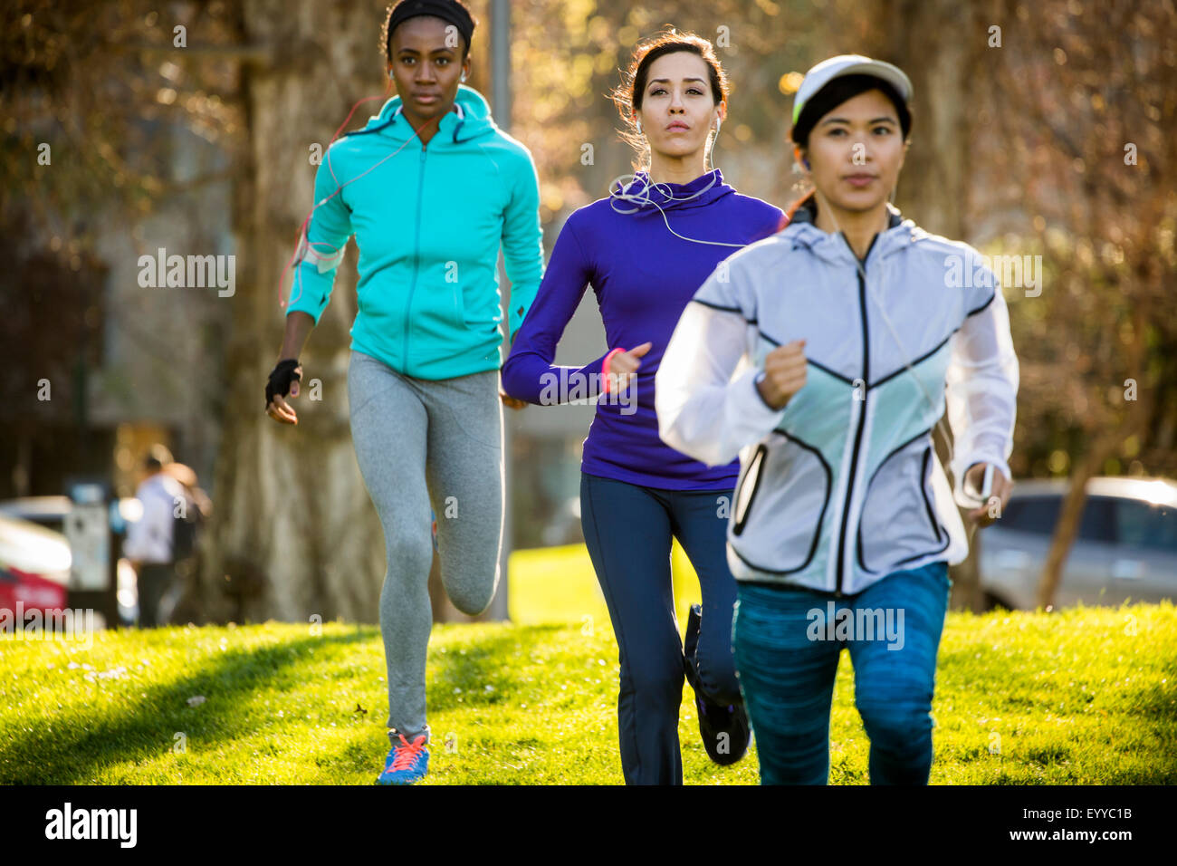 Les femmes running in park Banque D'Images
