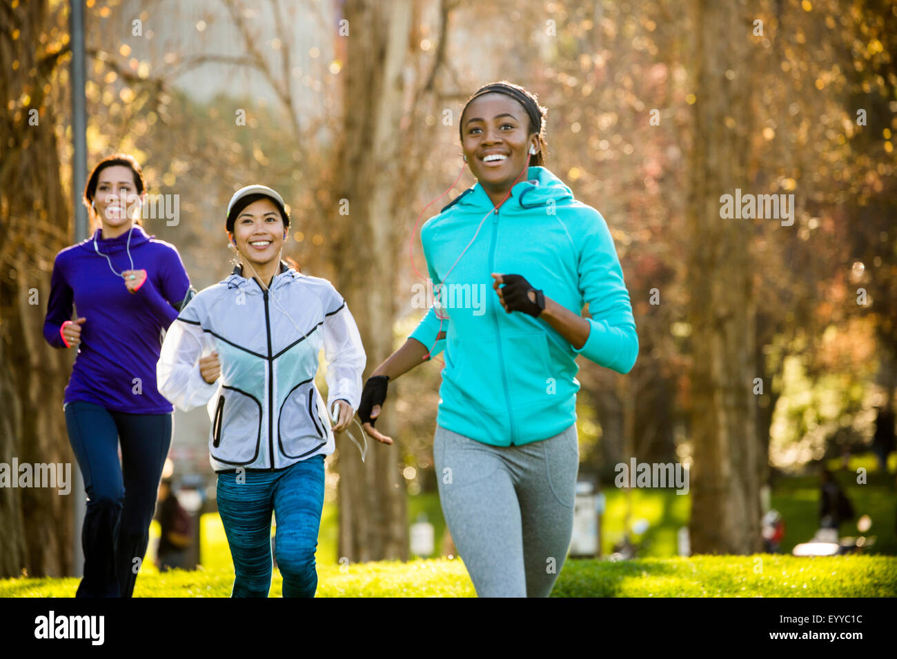 Les femmes running in park Banque D'Images