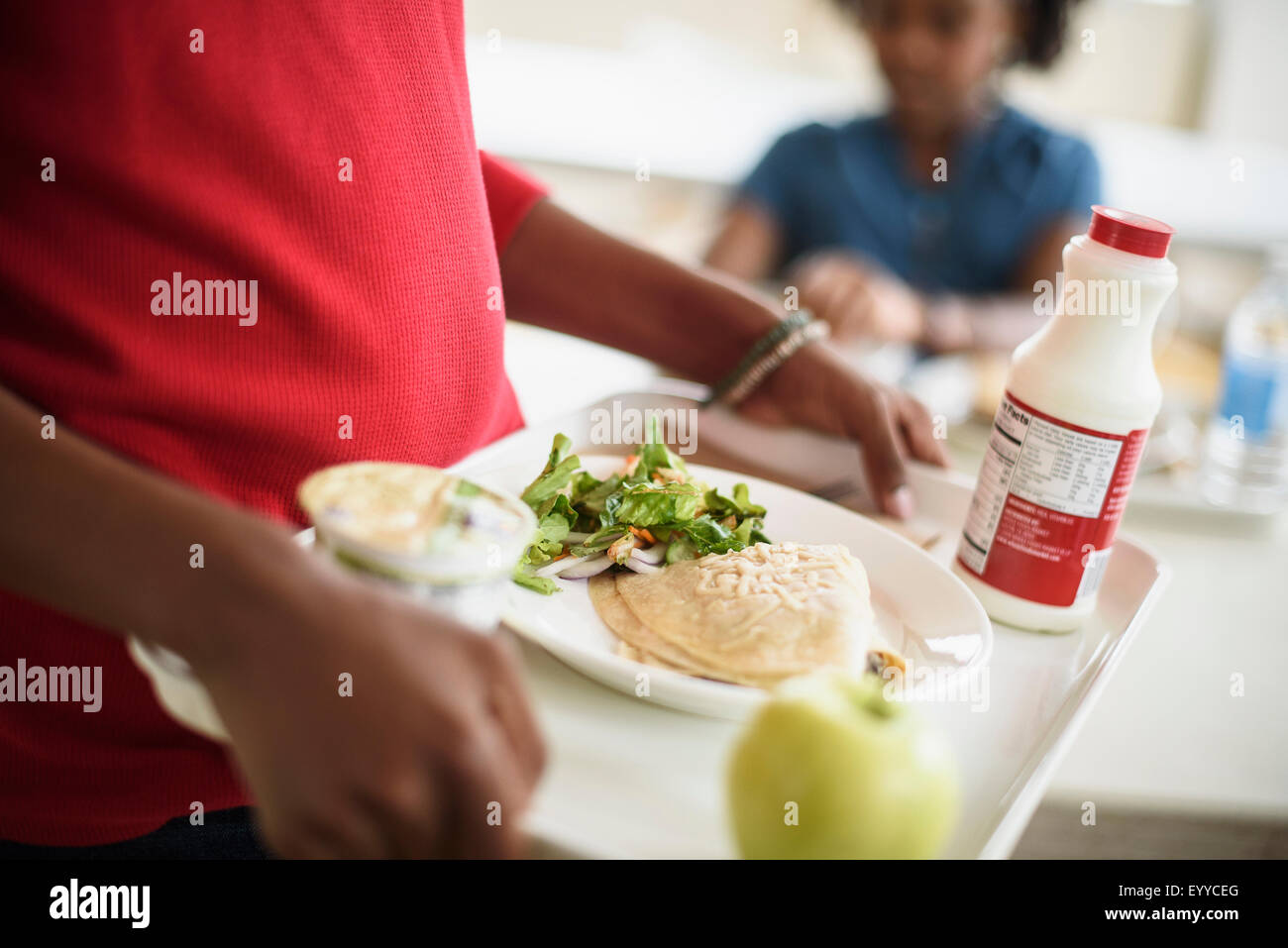 Les étudiants noirs de manger le déjeuner dans la cafétéria de l'école Banque D'Images