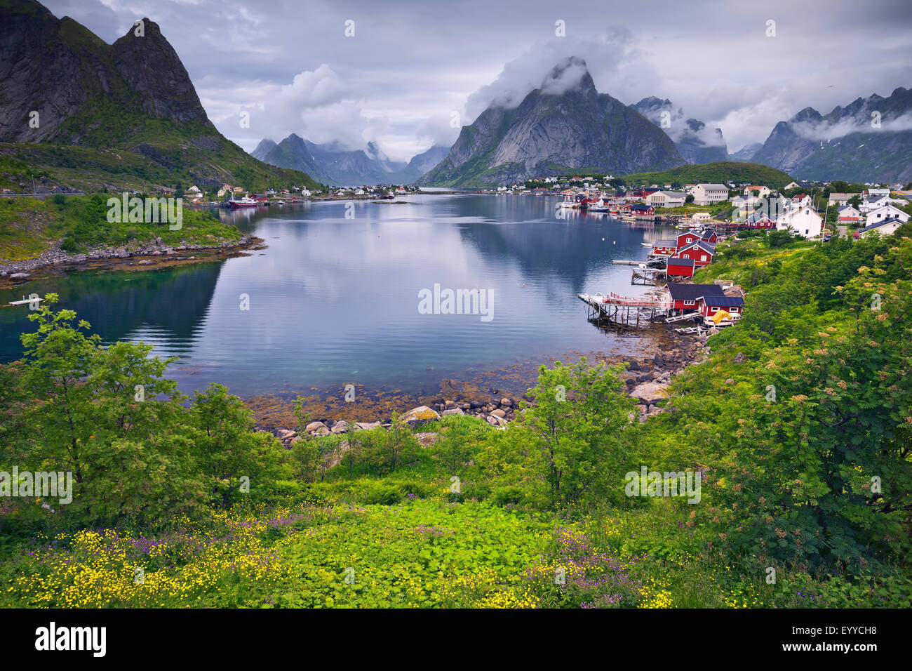 Reine. Ville pittoresque de reine sur les îles Lofoten en Norvège le nuageux jour d'été. Banque D'Images