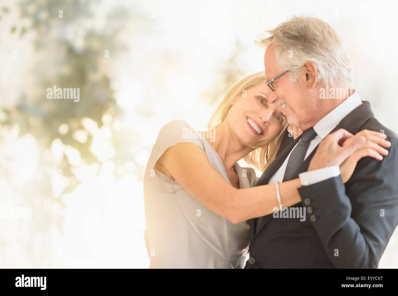 Smiling Caucasian couple dancing Banque D'Images