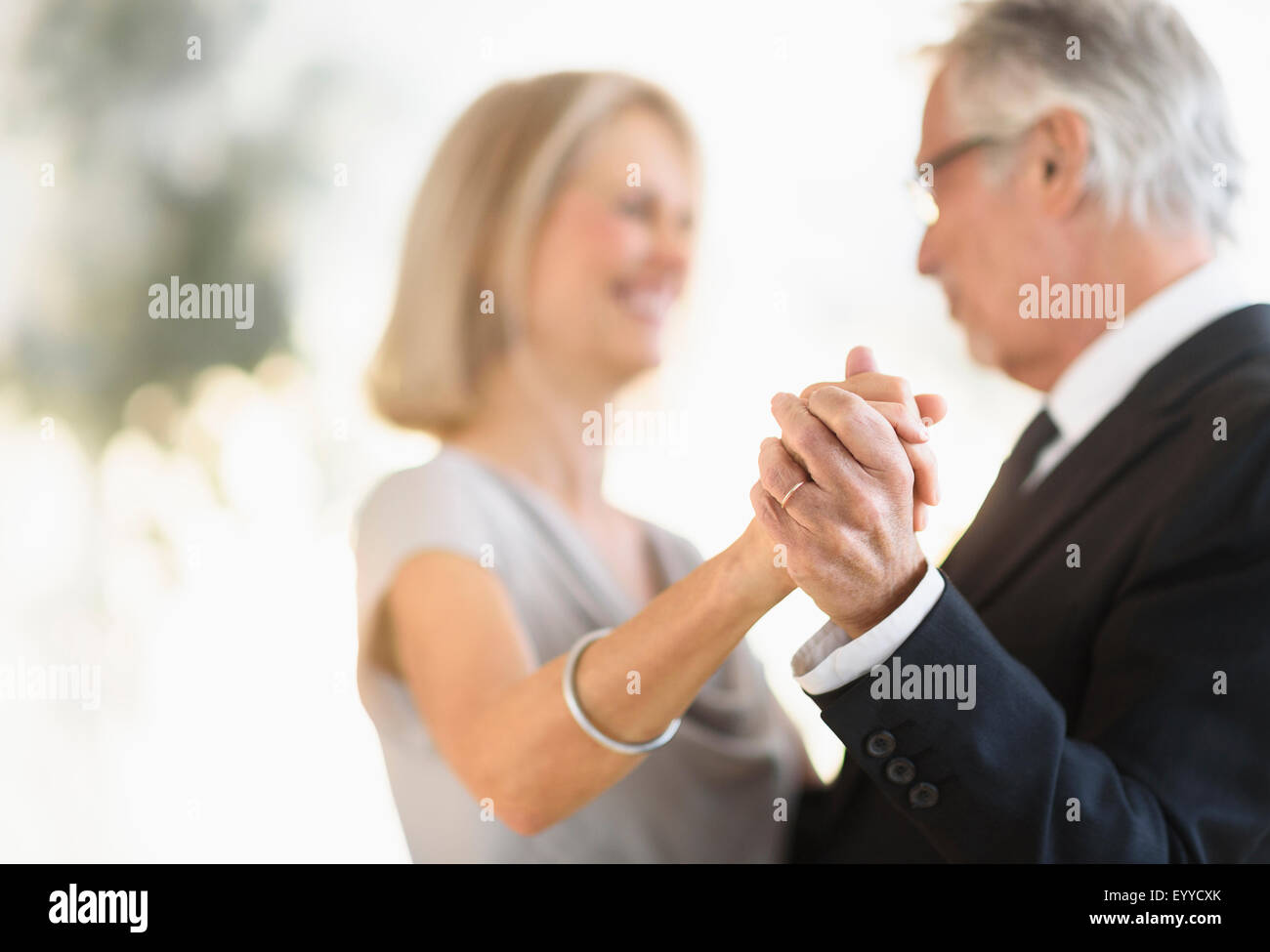 Smiling Caucasian couple dancing Banque D'Images