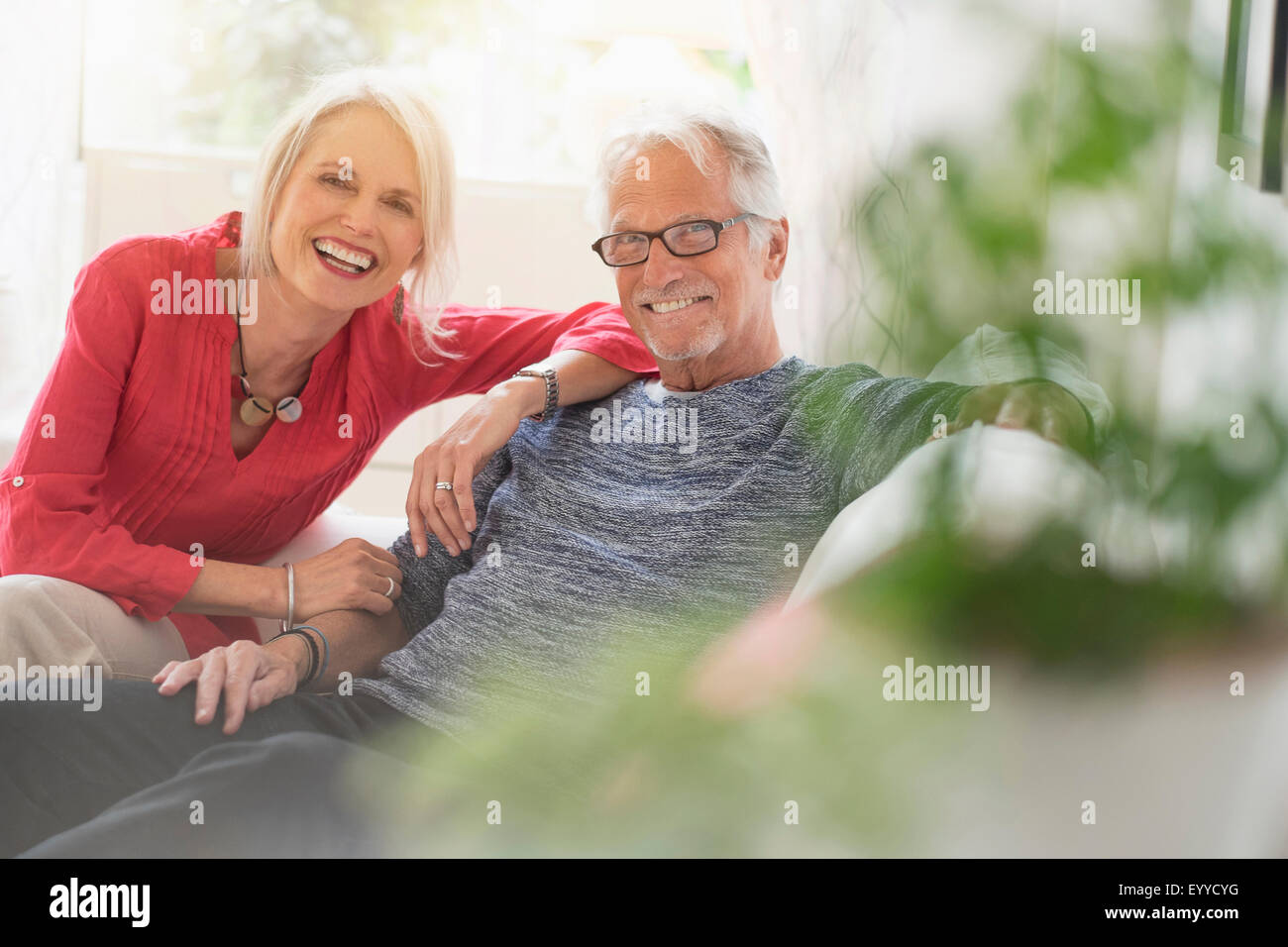 Caucasian couple smiling in living room Banque D'Images