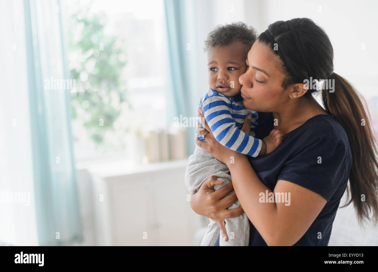 Mixed Race mère fils bébé contrarié réconfortant Banque D'Images