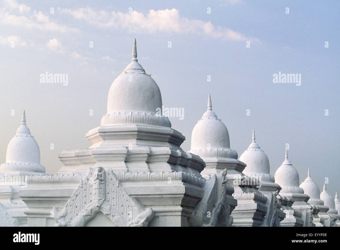 Dômes ornés sous ciel nuageux, Mandalay, Myanmar Banque D'Images