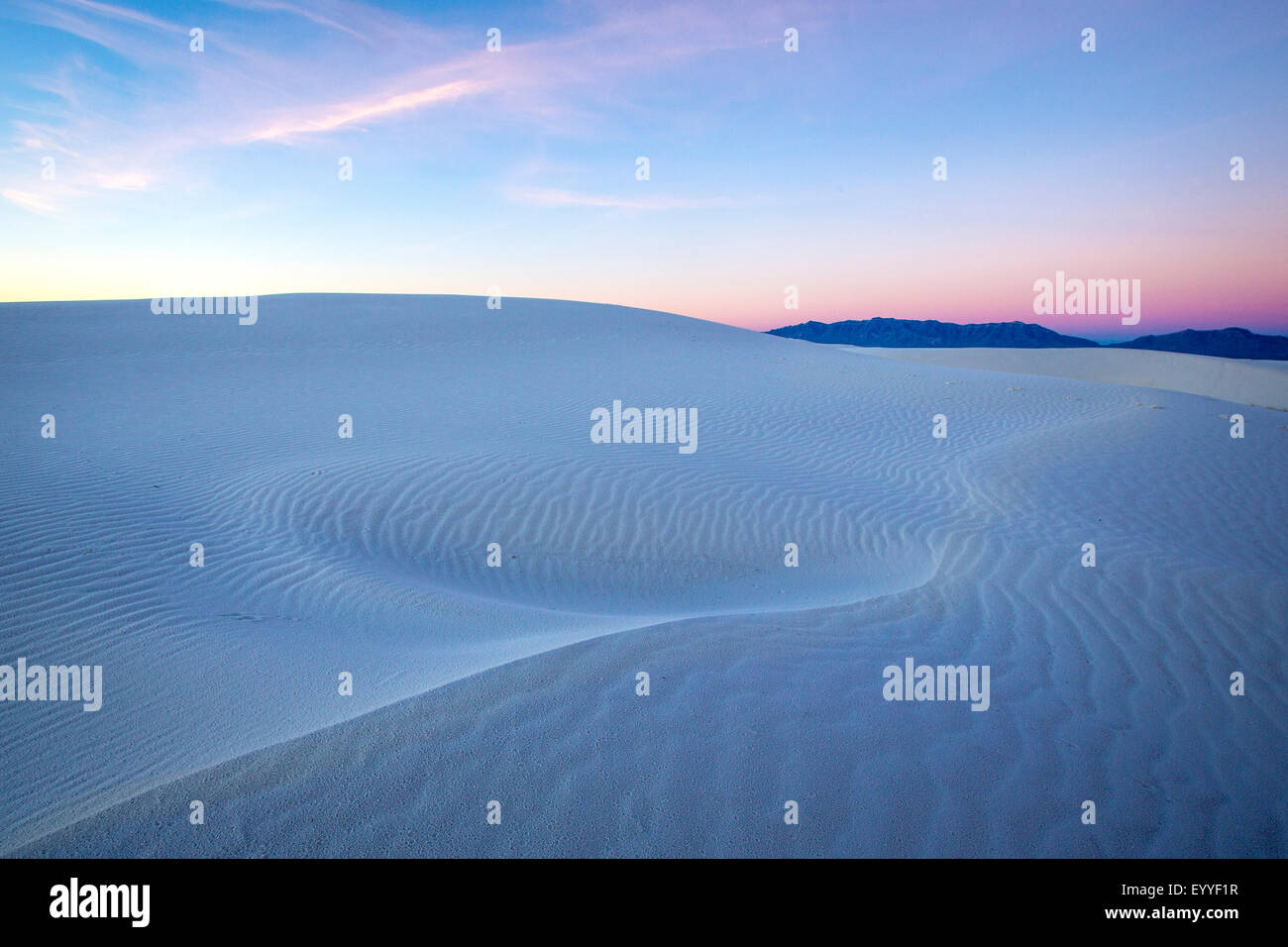 Le lever du soleil sur les dunes de sable blanc, National Monument, New Mexico, United States Banque D'Images