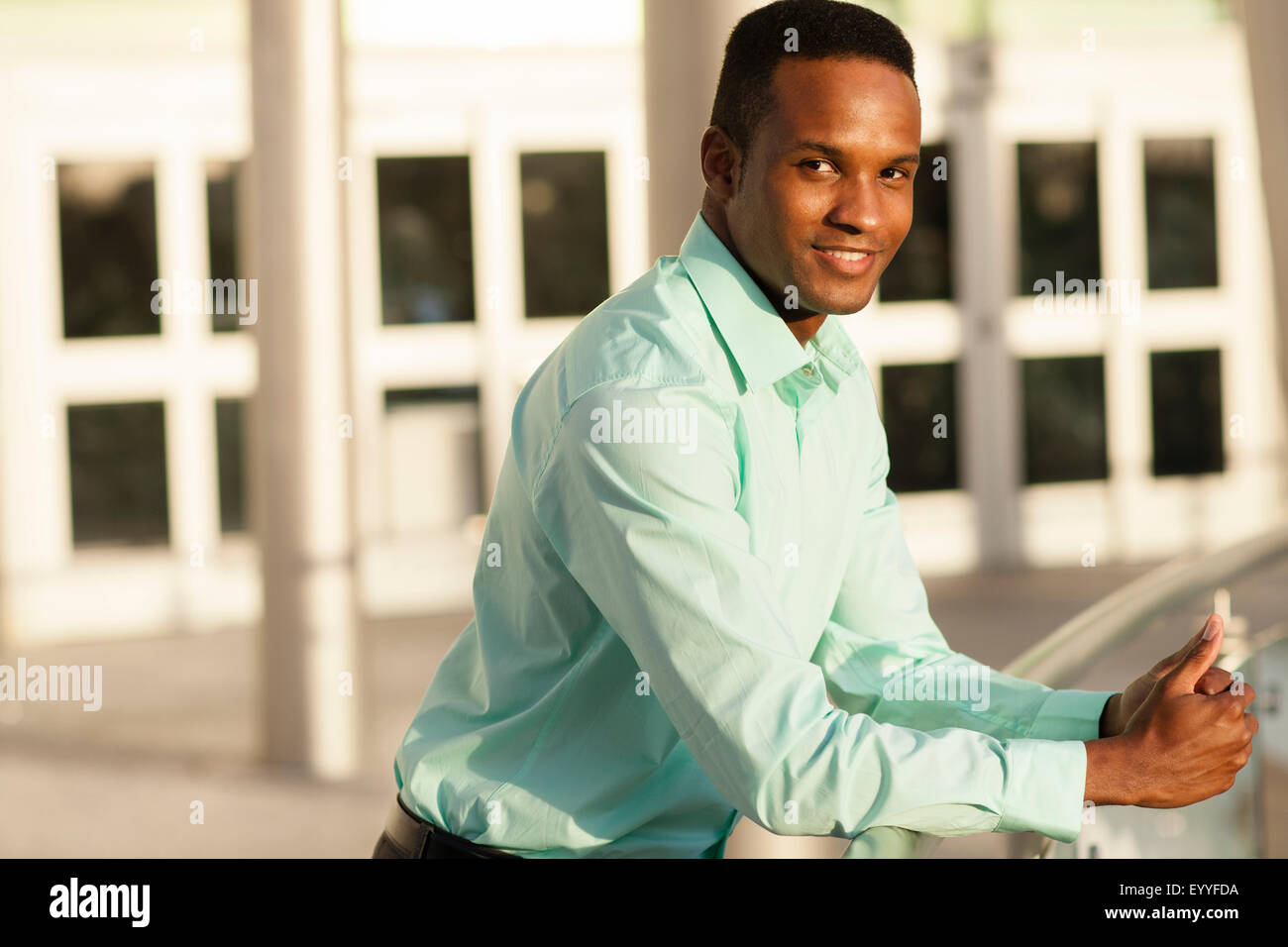Black businessman leaning on railing Banque D'Images