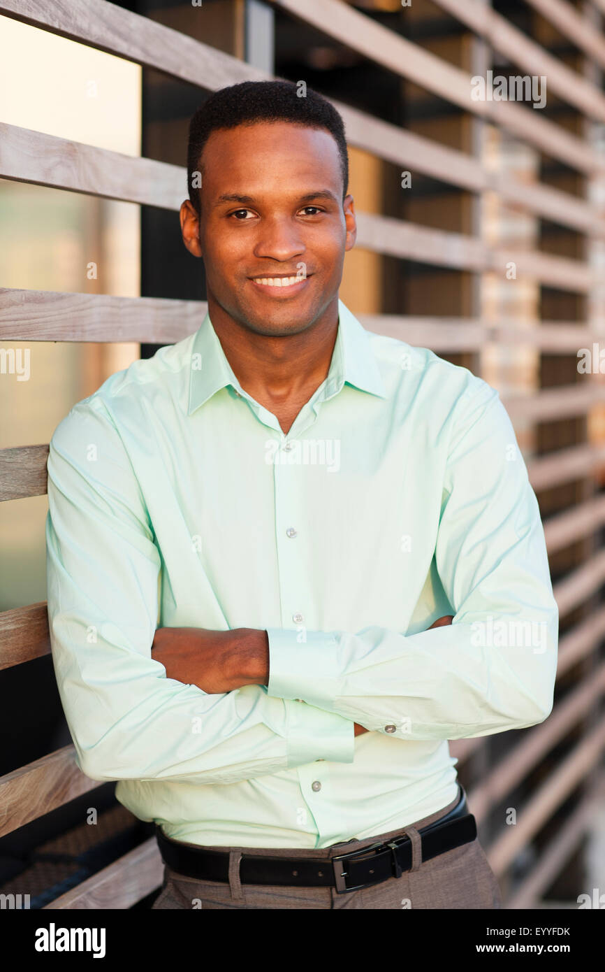 Black businessman standing with arms crossed Banque D'Images