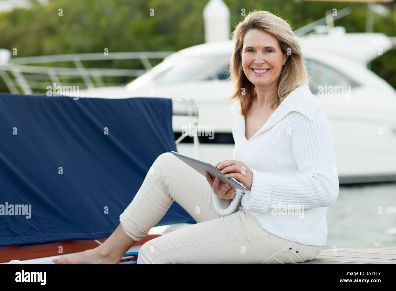 Caucasian woman using digital tablet sur pont de bateau Banque D'Images