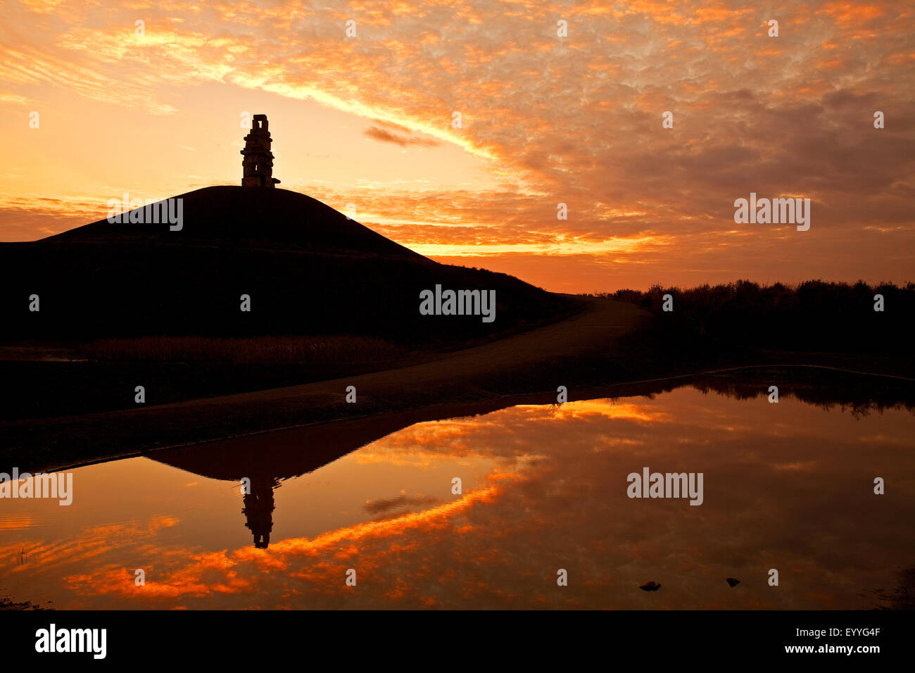 Artwork "escalier au ciel' sur coincé pile Rheinelbe en miroir dans un étang au coucher du soleil, de l'Allemagne, en Rhénanie du Nord-Westphalie, région de la Ruhr, Bochum Banque D'Images