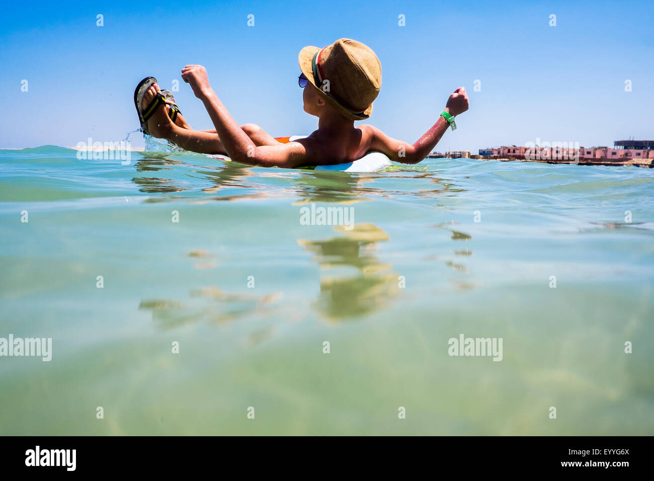 Mari boy floating in ocean Banque D'Images