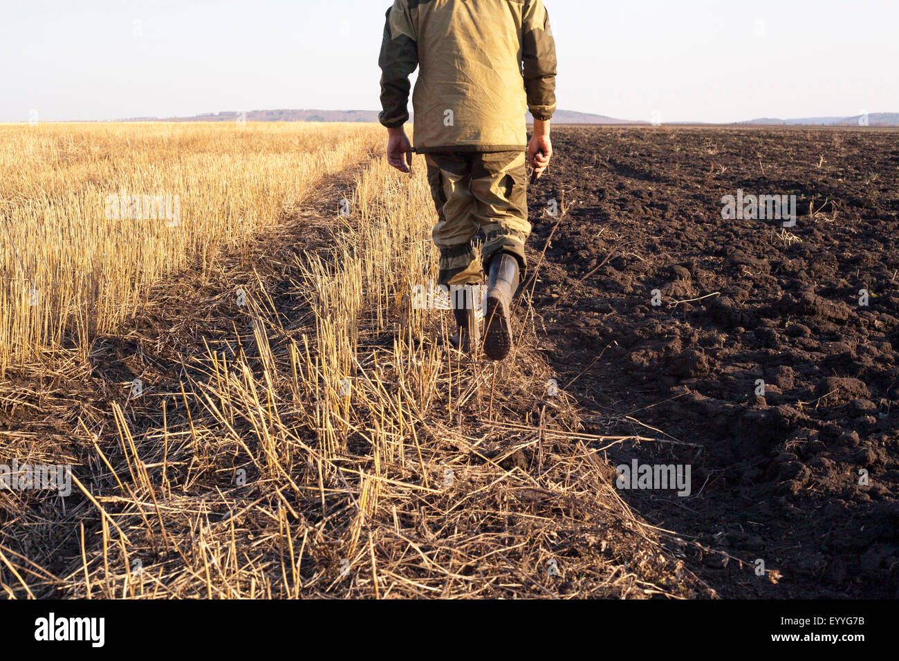 Mari farmer walking in crop fields Banque D'Images