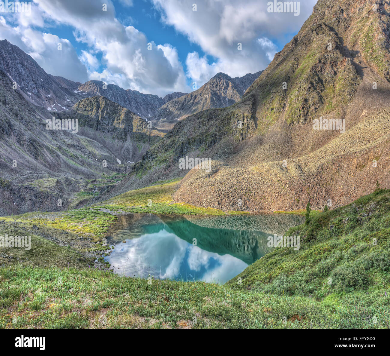 Le lac pittoresque dans une petite vallée au-dessous de la montagne. Sayan de l'Est. La République de Bouriatie Banque D'Images