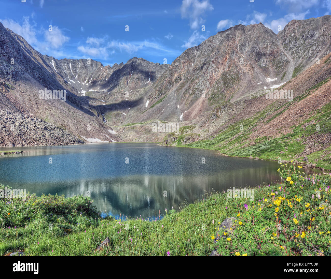 Lac de montagne situé entre la pente de la crête. Sayan de l'Est. La République de Bouriatie Banque D'Images