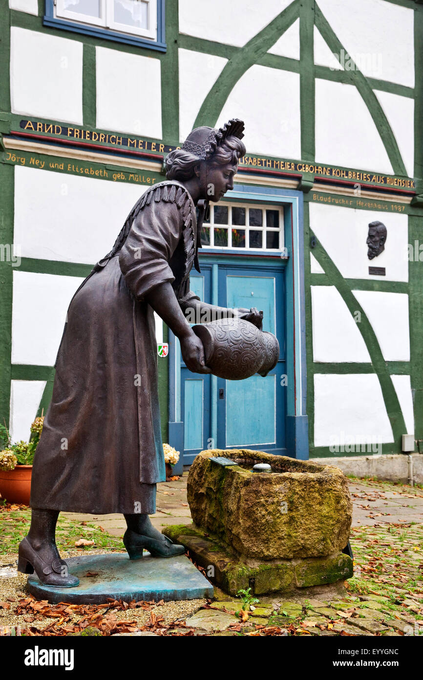 Sculpture en face d'une maison à colombages dans Schwalenberg, Allemagne, Rhénanie du Nord-Westphalie, à l'Est de la Westphalie, Schwalenberg Banque D'Images