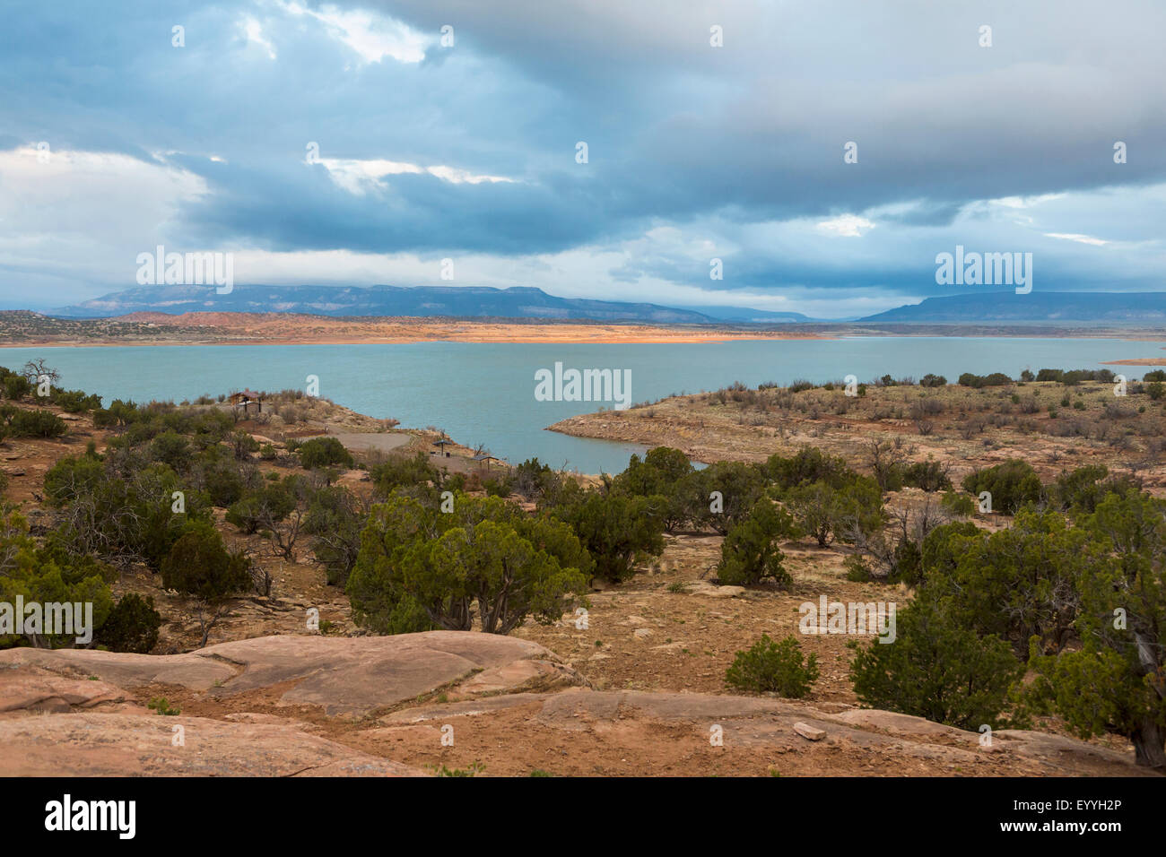 Paysage désertique et rivière sous ciel nuageux Banque D'Images