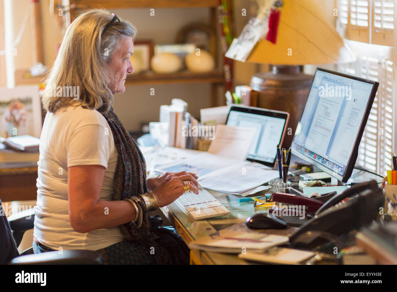 Older Caucasian woman working on computer Banque D'Images