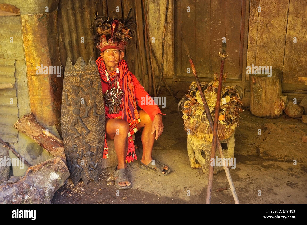 Vieil homme assis dans un abri dans des vêtements traditionnels d'Ifuago, tribu, Luzon, Philippines Banaue Banque D'Images