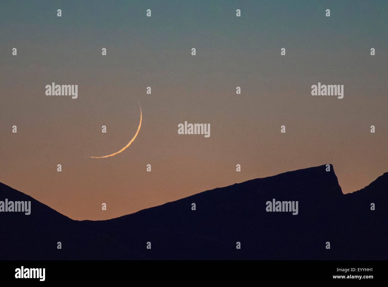 La drépanocytose lune un jour après la nouvelle lune, la Norvège, Troms, Trolltinden 982 m, Norvège, Troms, Malangen, Tromsoe Banque D'Images